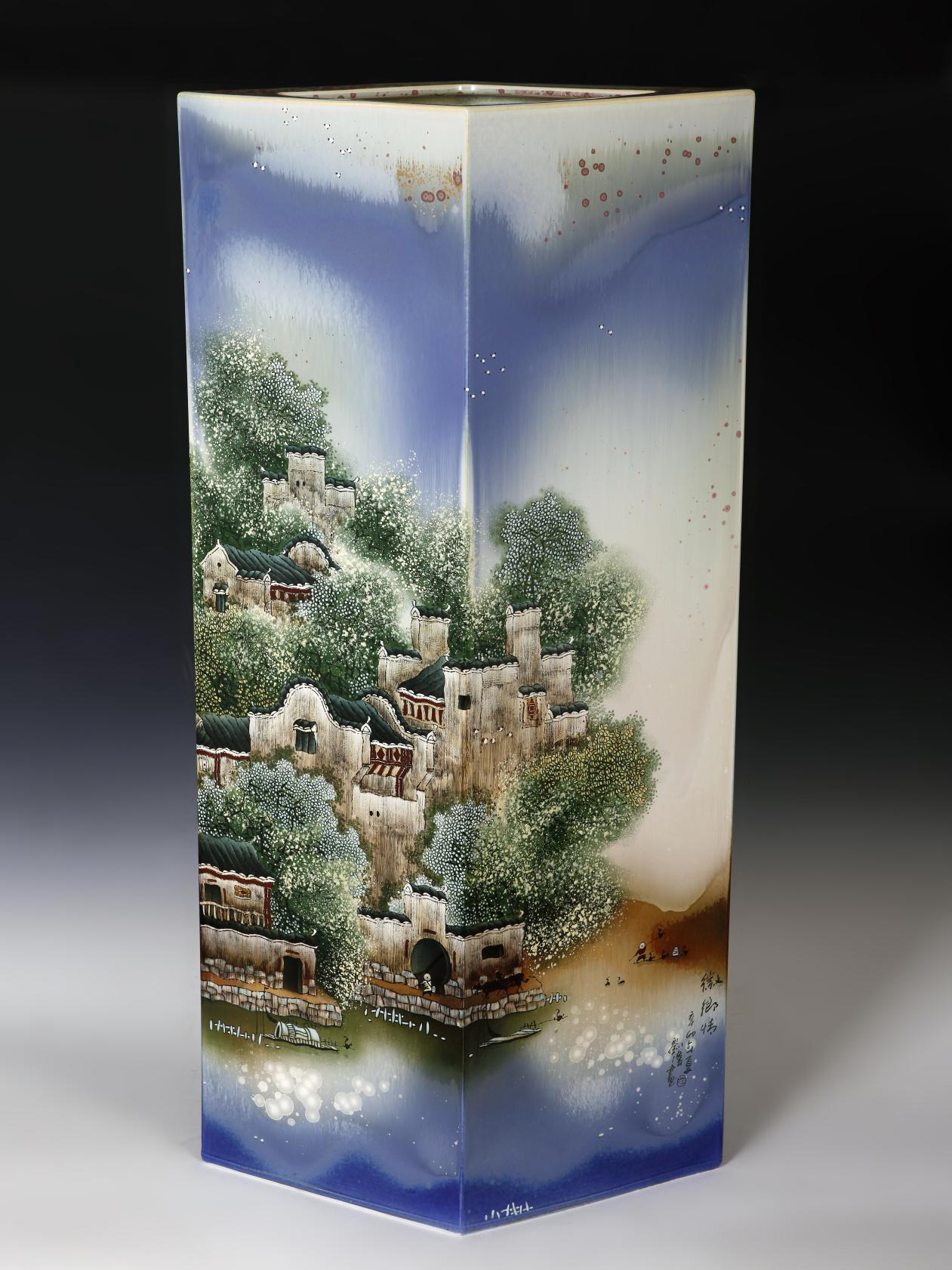 中国工艺美术大师刘伟在yl23455永利进行瓷画示范